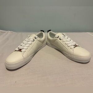NEW TOMMY HILFIGER LILA TWLILA FASHION LOGO SNEAKER SHOE WHITE Size 6.5 NEW